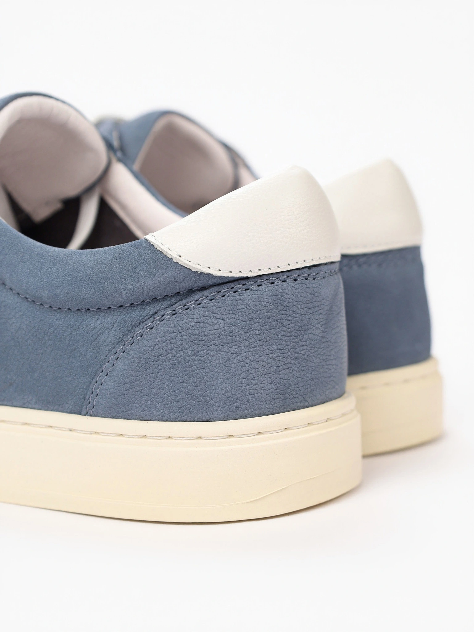 Кеды синего цвета на низкой подошве